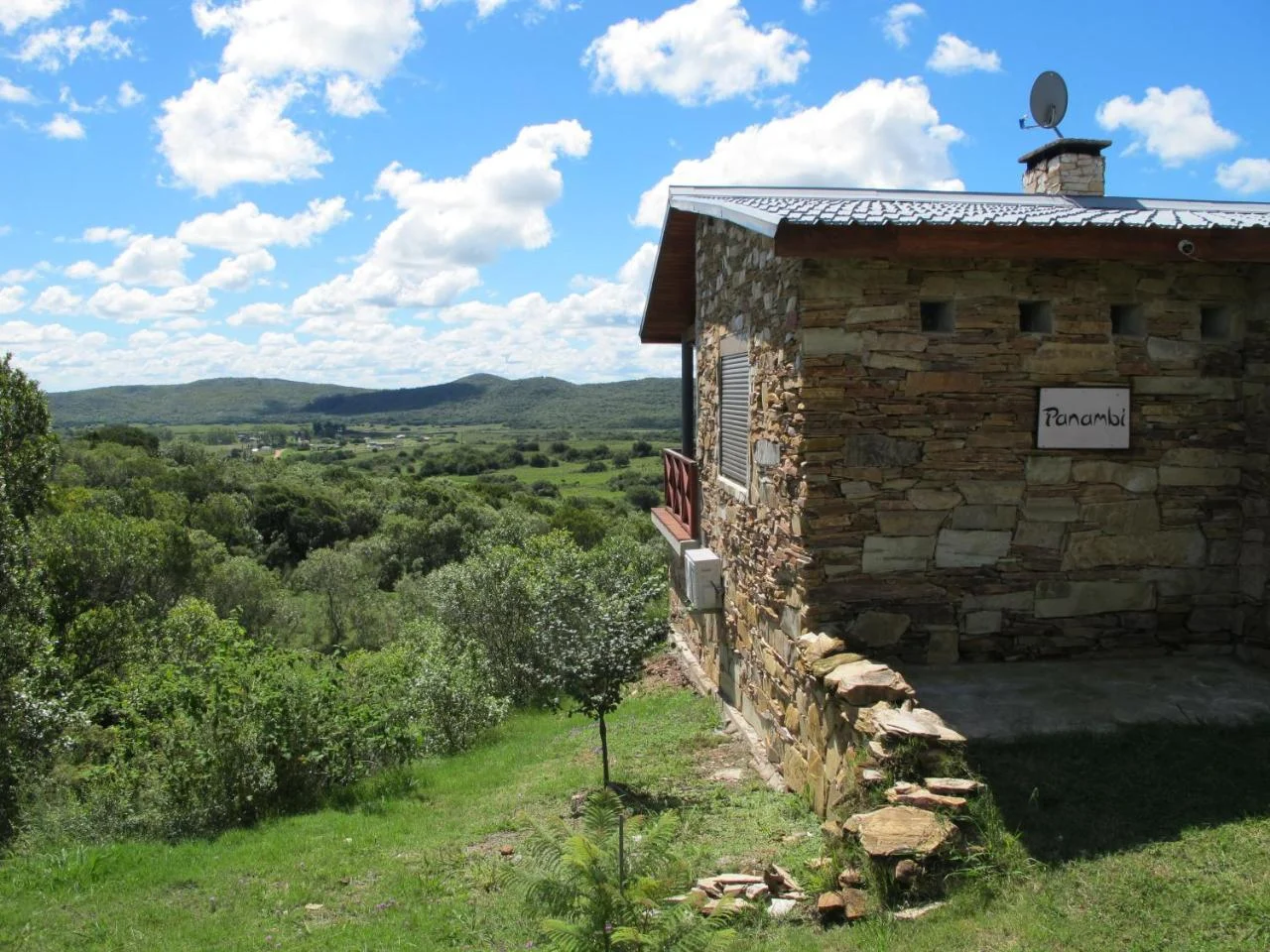 Casa Panambí y paisaje de las sierras de Villa Serrana