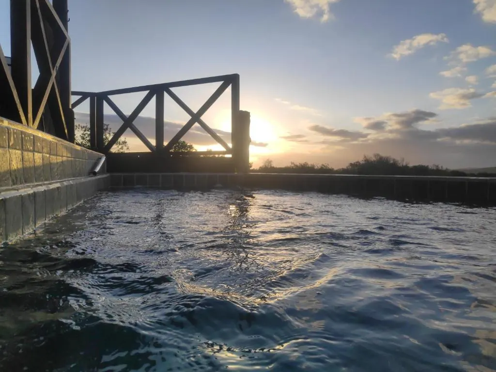 Piscina climatizada de temporada de Panambí al atardecer