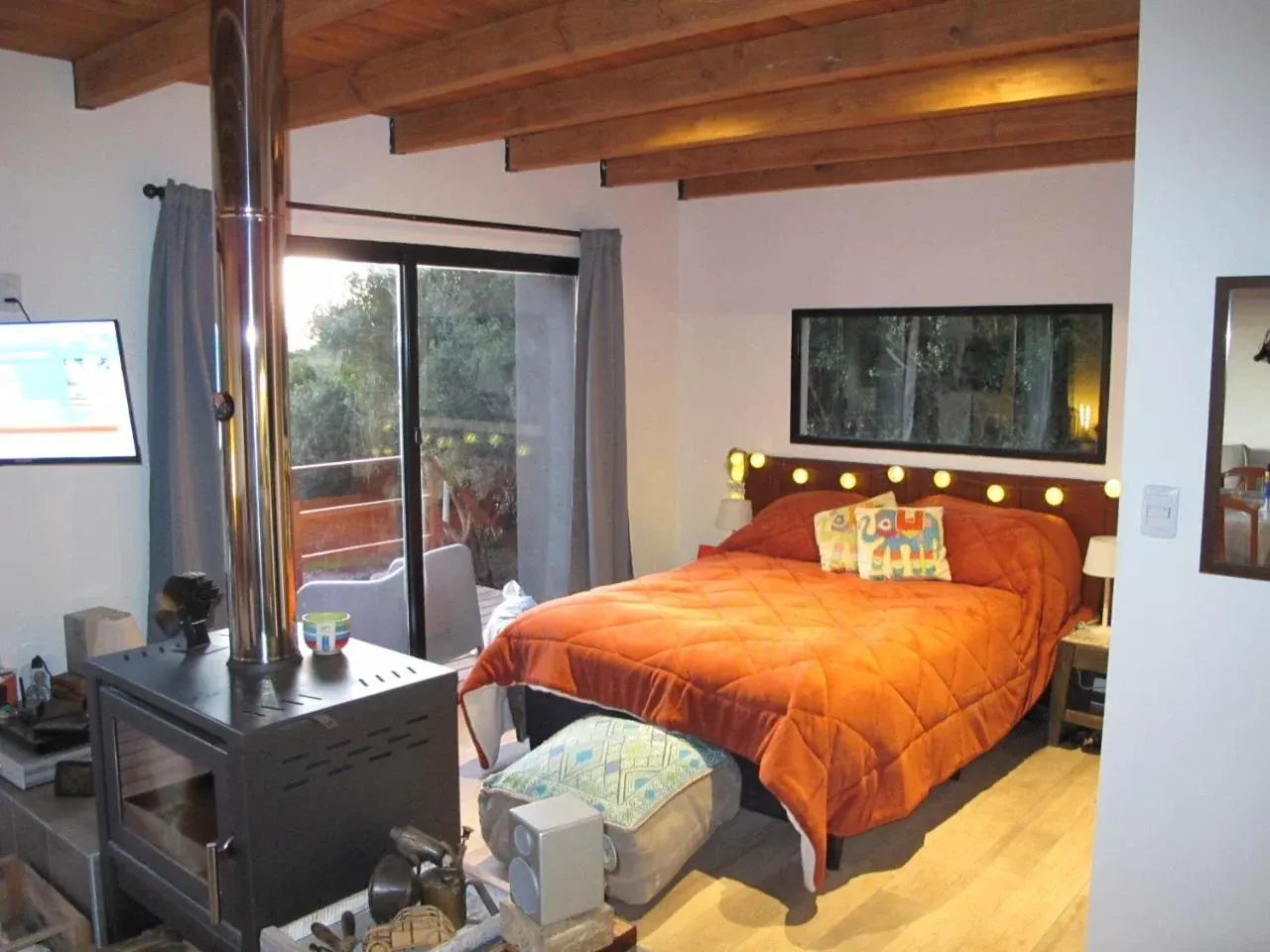Dormitorio de El Trisquel con salida al balcón