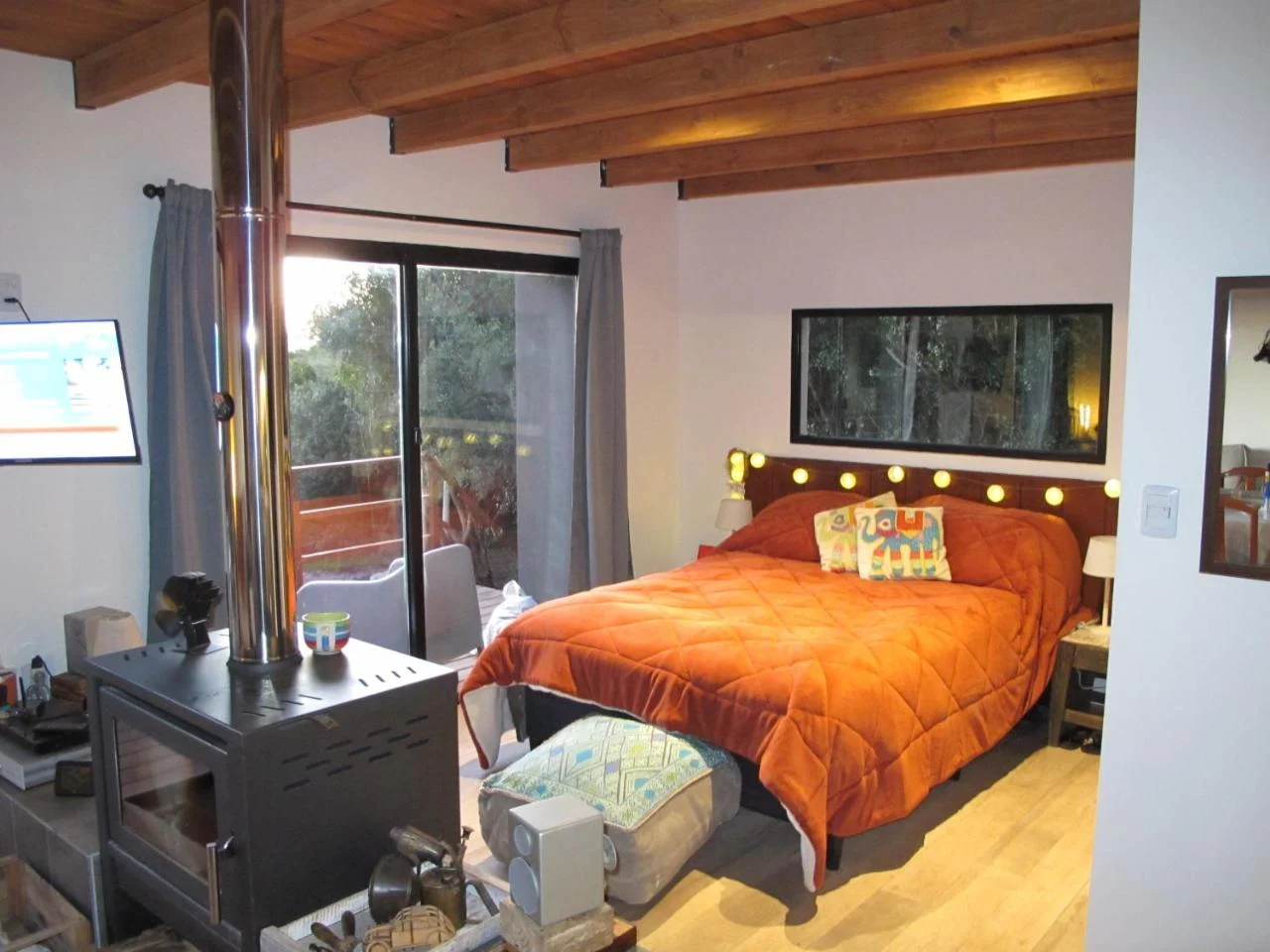 Dormitorio de El Trisquel con salida al balcón