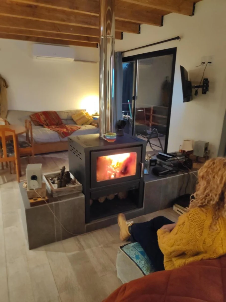 Estufa a leña y zona de estar de El Trisquel